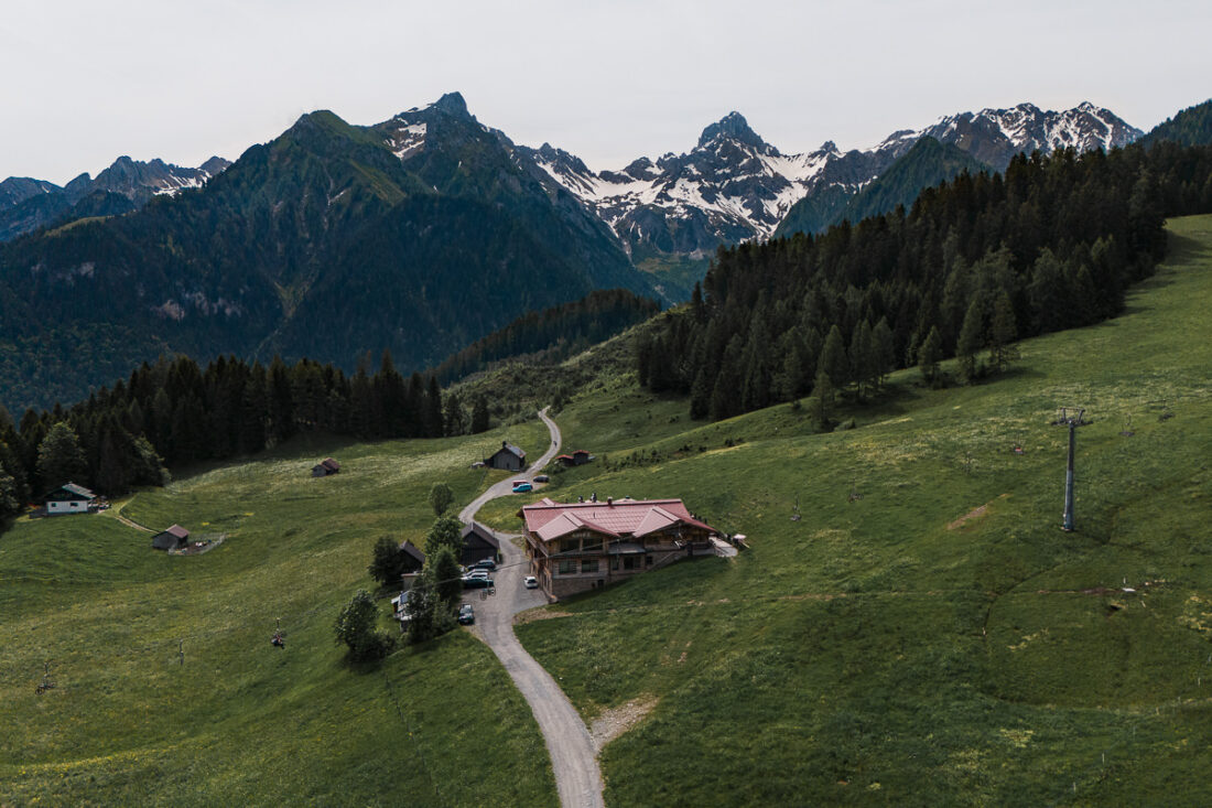 Drohnenaufnahme der Rufana Alp in Tirol mit den Bergen im Hintergrund - Hochzeitsfotograf Tirol