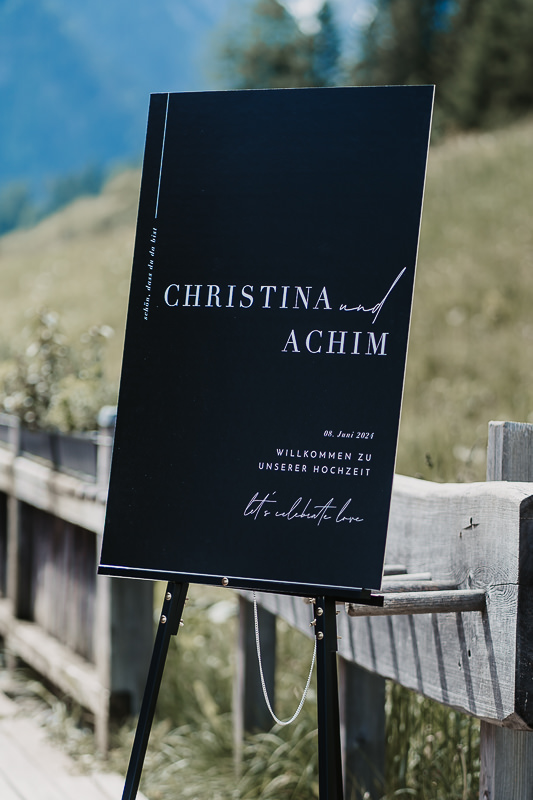 Willkommensschild einer Hochzeit auf der Rufana Alp in Tirol - Hochzeitsfotograf Tirol
