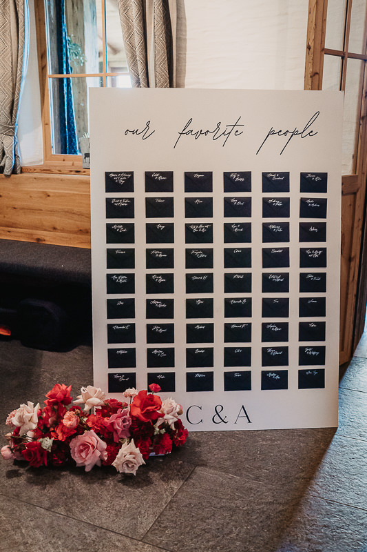 Briefwand vor dem Dinnersaal einer Hochzeit auf der Rufana Alp in Tirol mit Blumenschmuck im Vordergrund - Hochzeitsfotograf Tirol