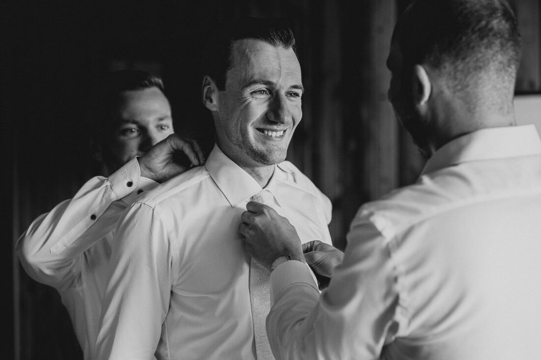 Bräutigam mit seinen zwei Trauzeugen beim Anziehen an seinem Hochzeitstag - Hochzeitsfotograf Rufana Alp