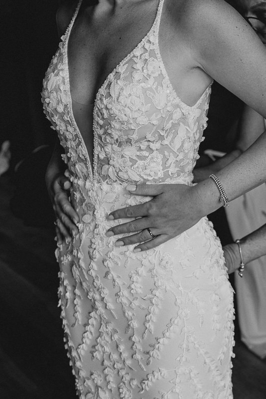 Die Braut streicht ihr Brautkleid zurecht - Hochzeitsfotograf Patricia Hamann