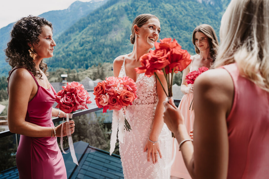 Braut mit Brautjungfern auf der Rufana Alp in Tirol – natürliche Hochzeitsfotografie von Patricia Hamann