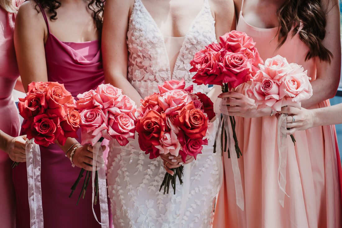 Detailaufnahme von Braut und Brautjungfern mit Rosensträußen auf der Rufana Alp – Hochzeitsfotograf Tirol Patricia Hamann