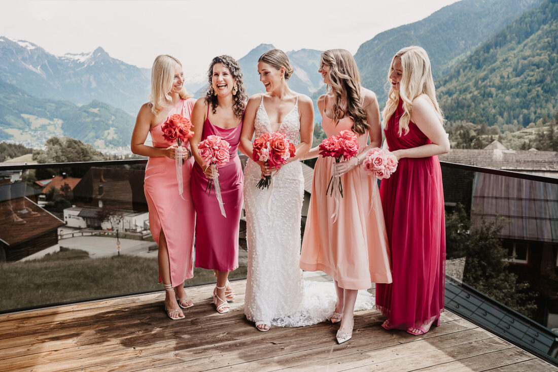 Braut und Brautjungfern auf der Terrasse mit Alpenblick – Hochzeitsfotograf Rufana Alp Tirol Patricia Hamann