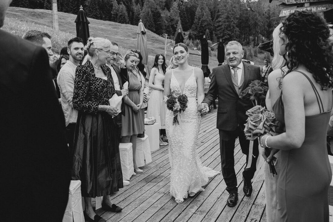 Braut wird von ihrem Vater zum Altar geführt – emotionale Hochzeitszeremonie auf der Rufana Alp, fotografiert von Patricia Hamann, Hochzeitsfotograf Tirol