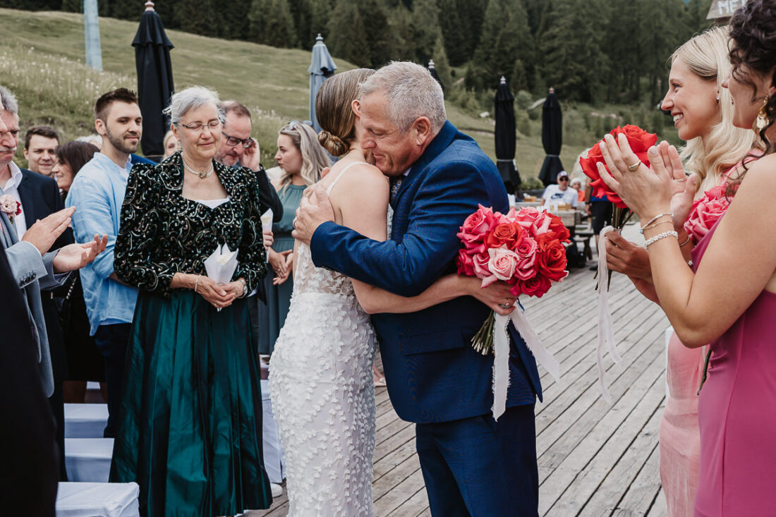 Emotionale Umarmung zwischen Braut und Vater während der Trauung auf der Rufana Alp – Hochzeitsfotograf Tirol Patricia Hamann