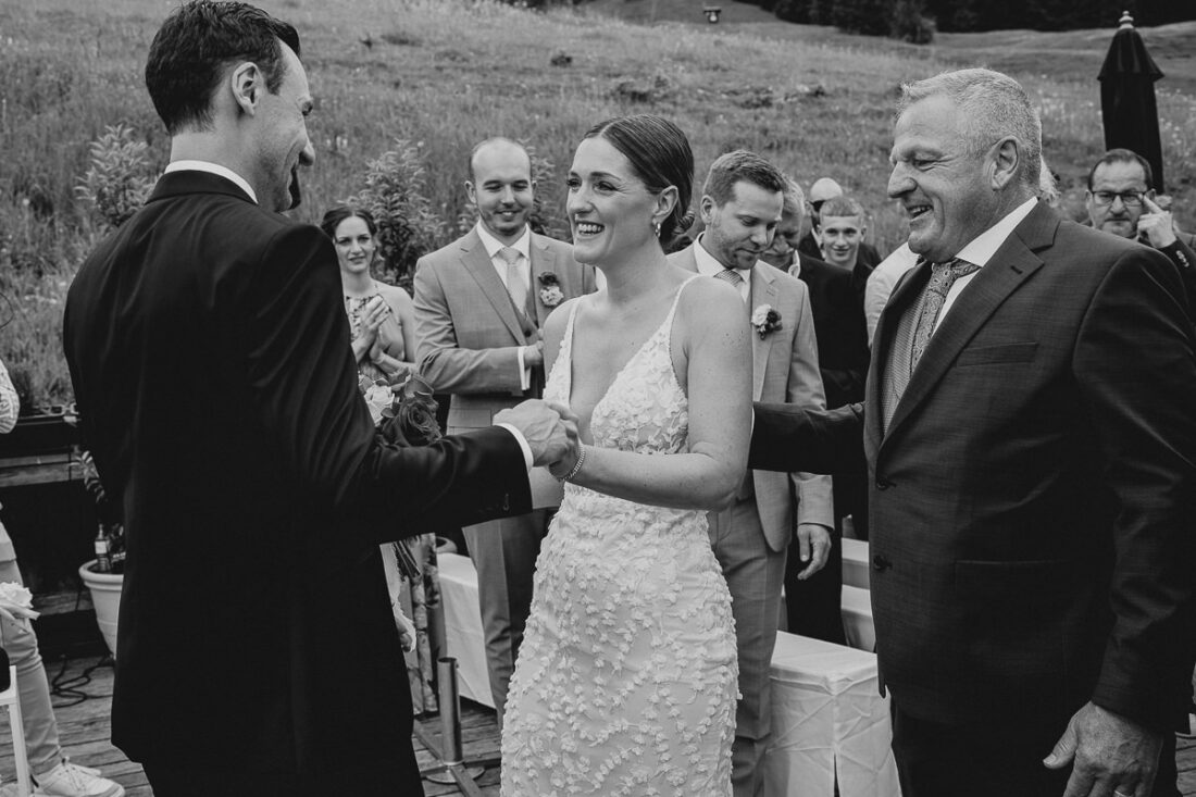 Übergabe der Braut an den Bräutigam während der Trauung auf der Rufana Alp – Hochzeitsfotograf Tirol Patricia Hamann