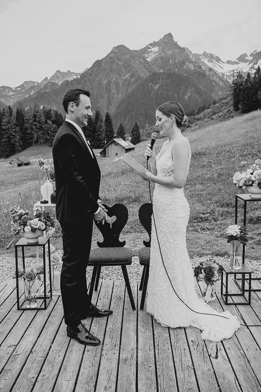 Braut liest ihr Eheversprechen während der Trauung auf der Rufana Alp – Hochzeitsfotograf Tirol Patricia Hamann