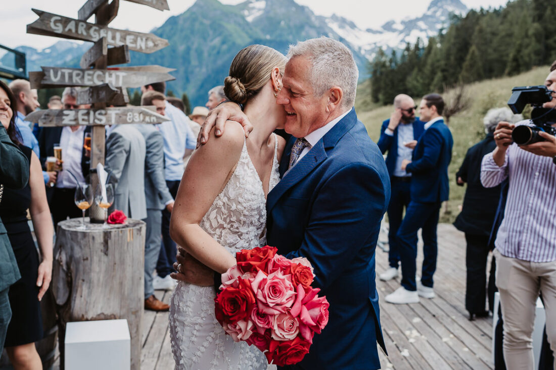 Emotionaler Moment zwischen Braut und Vater nach der Trauung auf der Rufana Alp – Hochzeitsfotograf Tirol Patricia Hamann