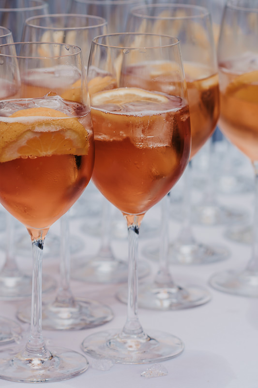 Sommerliche Aperol Spritz Gläser beim Hochzeitsempfang auf der Rufana Alp – Hochzeitsfotograf Tirol Patricia Hamann