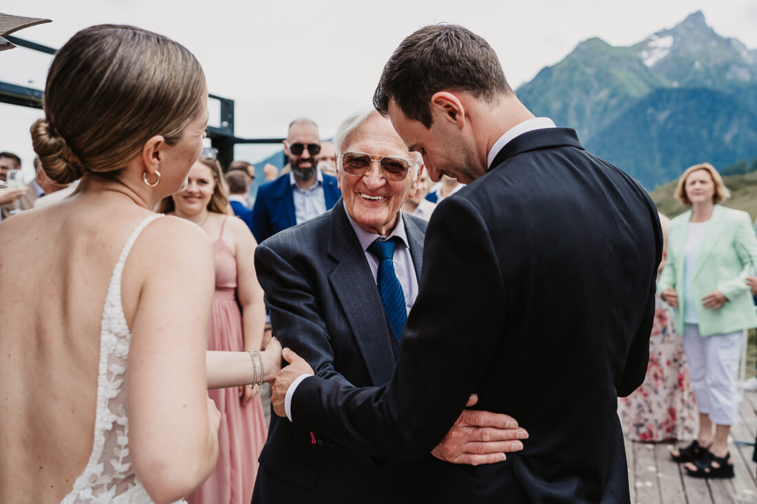 Gratulation des Großvaters an das Brautpaar nach der Trauung auf der Rufana Alp – Hochzeitsfotograf Tirol Patricia Hamann