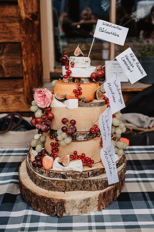 Rustikale Käsetorte mit Trauben und Feigen bei einer Hochzeit auf der Rufana Alp – Hochzeitsfotograf Tirol Patricia Hamann
