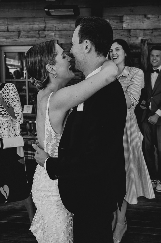 Braut und Bräutigam tanzen ihren ersten Tanz auf der Rufana Alp in Tirol – emotionale Hochzeitsreportage von Patricia Hamann