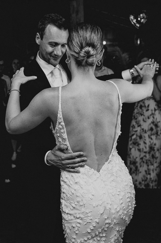 Braut und Bräutigam beim Hochzeitstanz auf der Rufana Alp in Tirol – emotionale Hochzeitsreportage von Patricia Hamann