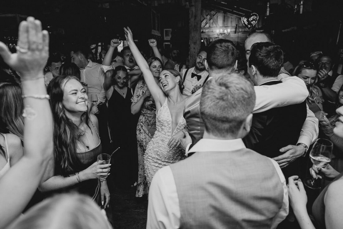 Braut feiert ausgelassen mit Gästen während der Hochzeit auf der Rufana Alp in Tirol – authentische Hochzeitsreportage von Patricia Hamann