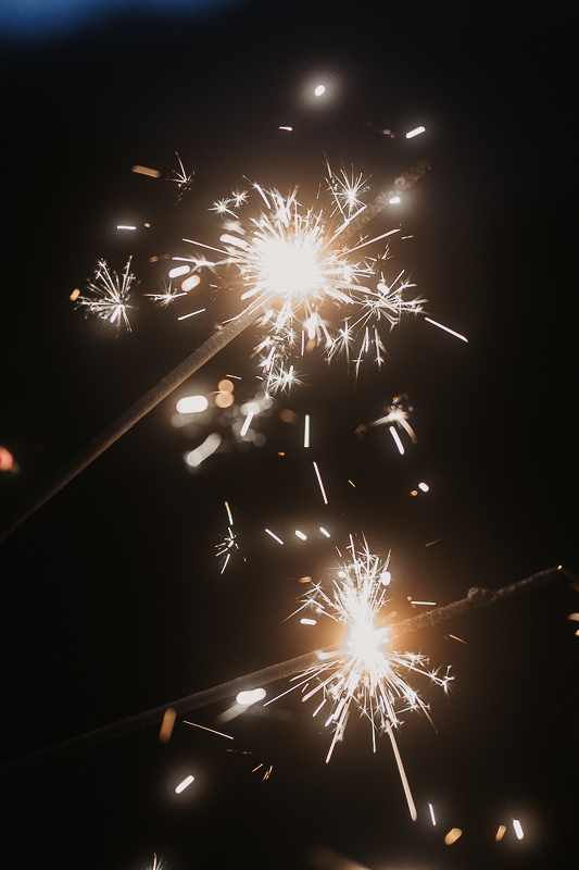 Wunderkerzen leuchten in der Nacht bei einer Hochzeit auf der Rufana Alp in Tirol – festliche Hochzeitsfotografie von Patricia Hamann