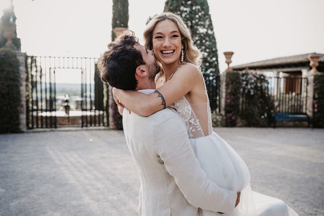 Bräutigam hebt seine Braut in die Luft während Sonnenuntergang bei Hochzeit in Ulm