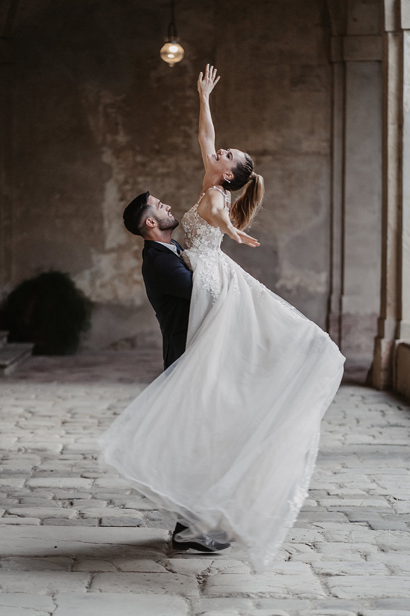 Bräutigam hebt Braut bei Tanz an Hochzeit in Ulm hoch