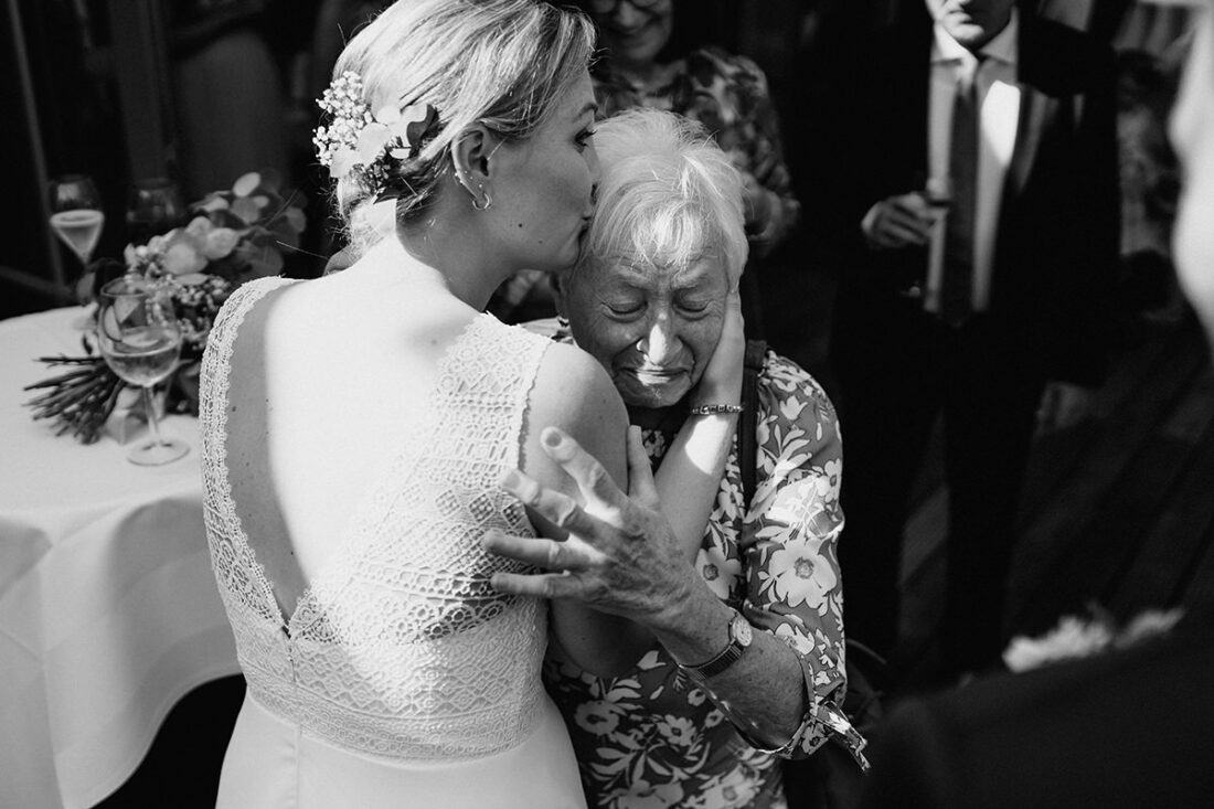 Bei der Gratulation an einer Hochzeit in Ulm umarmt die Braut ihre weinende Oma - Patricia Hamann