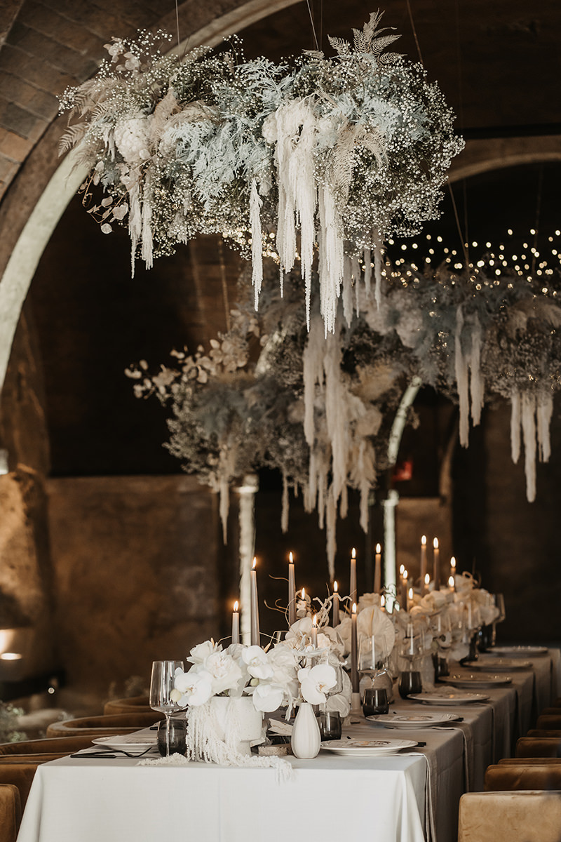 Festlich geschmückter Hochzeitssaal mit dekoriertem Tisch bei einer Hochzeit in der Toskana