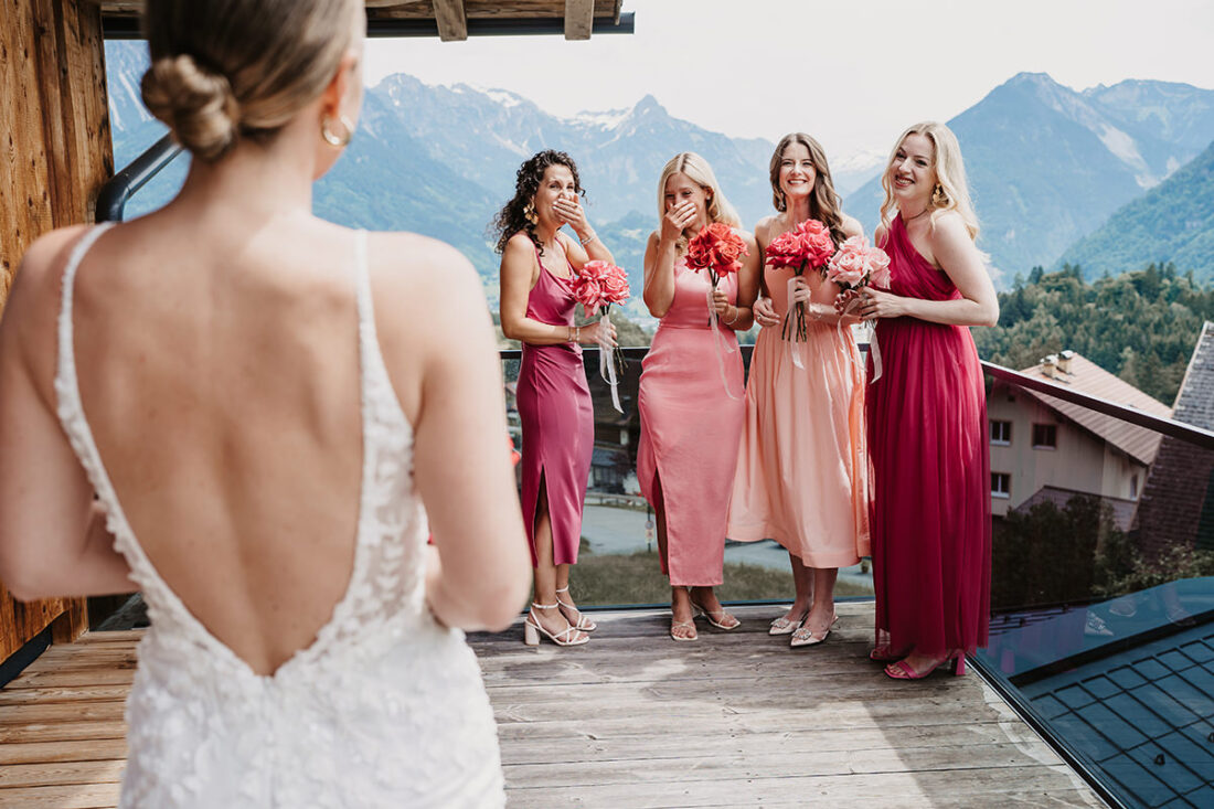 Trauzeuginnen sehen die Braut das erste Mal nach dem Getting Ready und weinen - Hochzeitsfotograf Patricia Hamann