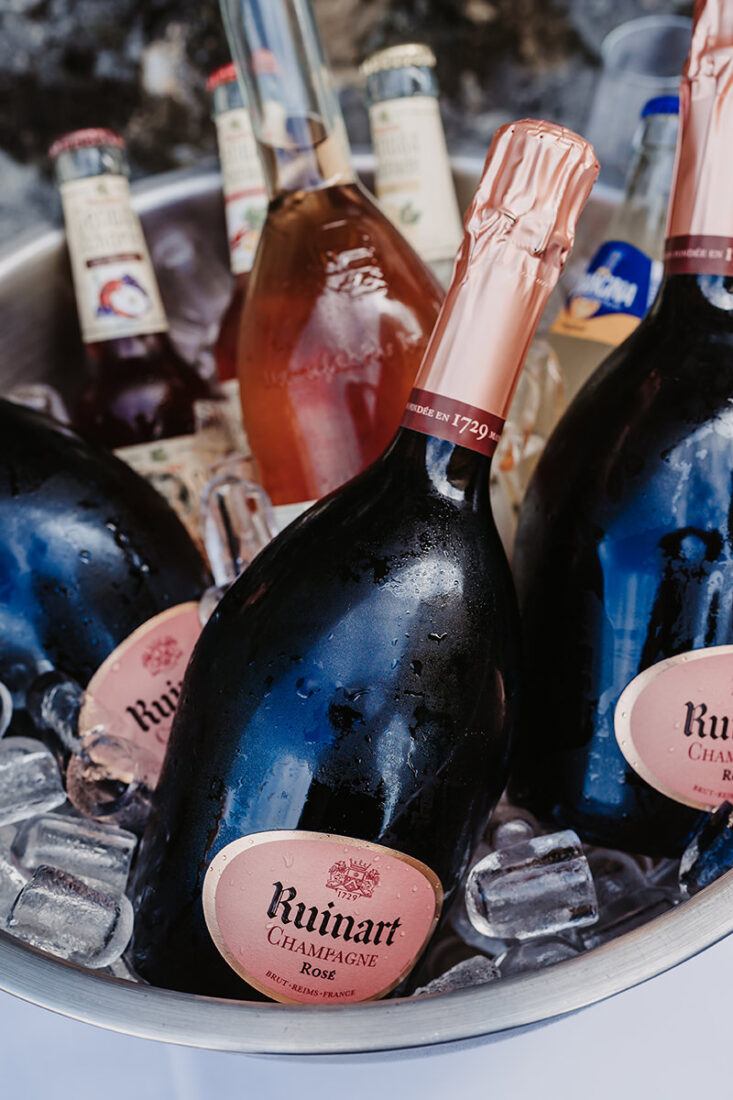 Champagner Ruinart Rose in einem Champagnerkübel bei einer Hochzeit am Bodensee.