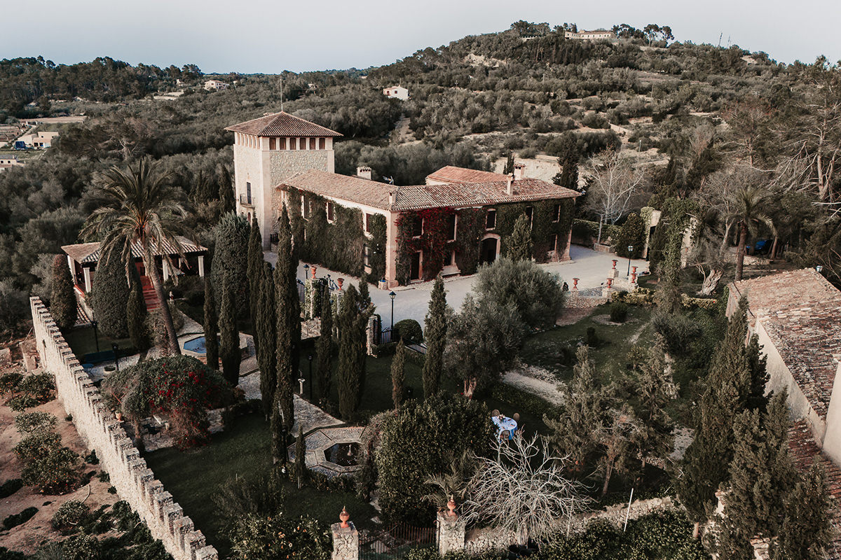 Drohnenaufnahme einer mallorquinischen Finca bei einer Hochzeit - Hochzeitsfotograf Patricia Hamann