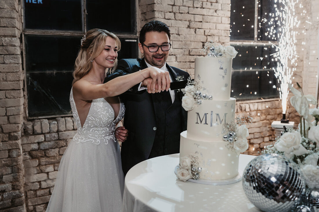 Brautpaar schneidet Hochzeitstorte bei ihrer Hochzeit in Stuttgart an - Hochzeitsfotograf Patricia Hamann