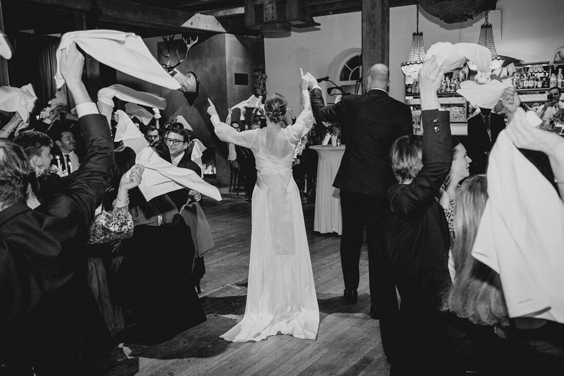Einzug eines tanzendes Brautpaares in den Festsaal - Hochzeitsfotograf Patricia Hamann