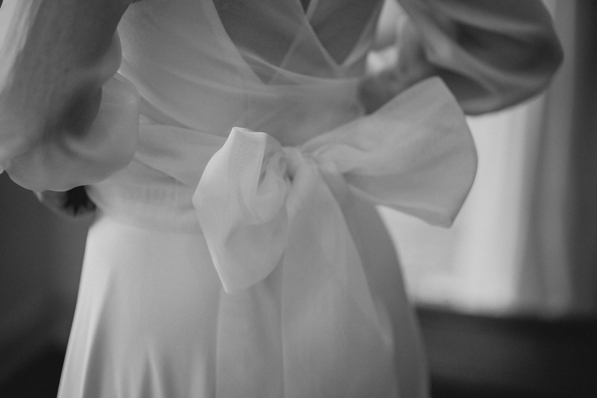 Detailaufnahme einer Schleife am Rücken eines Brautkleides