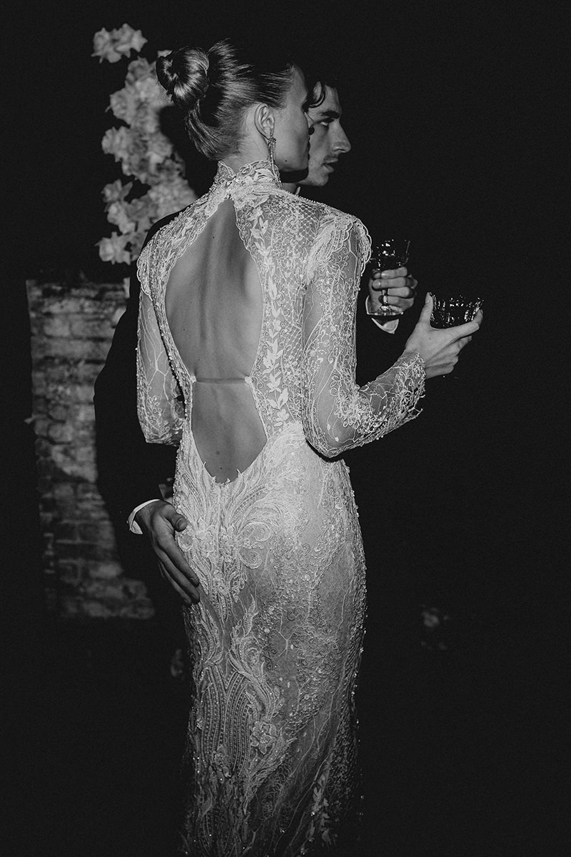 Rückenansicht einer Braut mit tiefem Rückenausschnitt des Brautkleides