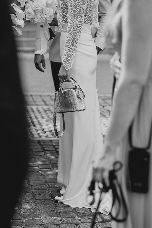 Detailaufnahme der Braut mit Handtasche und Brautstrauß bei der Hochzeit in der Werft1919 am Bodensee, fotografiert von Patricia Hamann Hochzeitsfotograf Bodensee