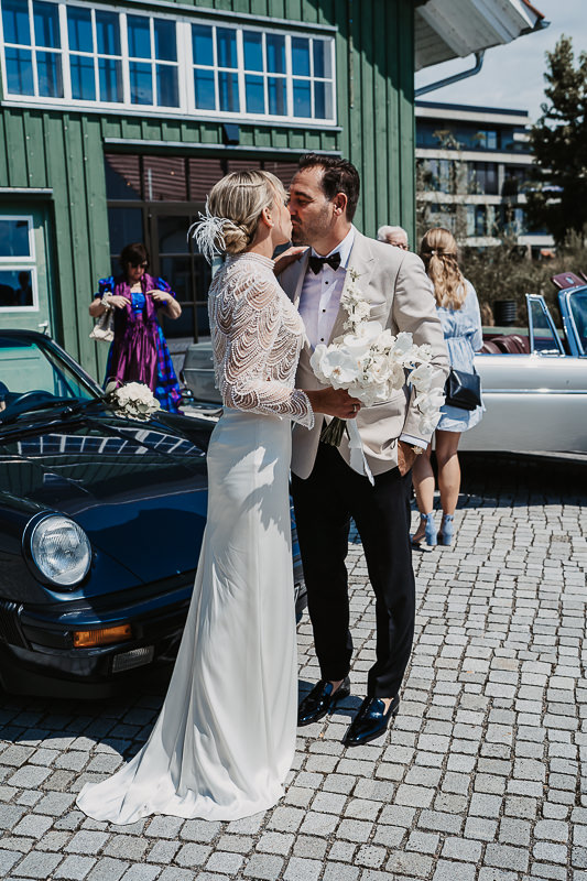 Brautpaar küsst sich vor der Werft1919 in Kressbronn am Bodensee, fotografiert von Patricia Hamann, Hochzeitsfotograf Bodensee