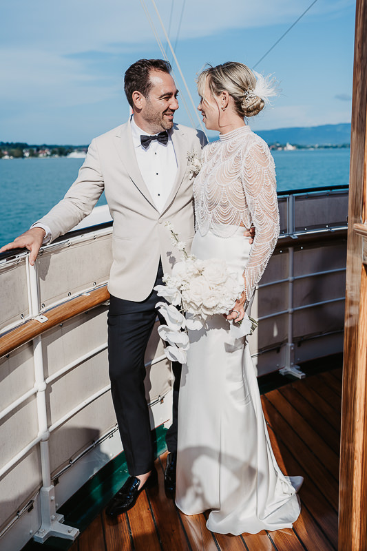 Brautpaar auf einem Boot am Bodensee bei strahlendem Wetter – stilvolle Hochzeitsfotografie von Patricia Hamann in der Werft1919