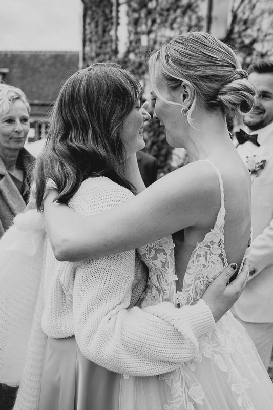 Eine Braut umarmt eine Freundin herzlich nach der Trauung auf der Maisenburg. Aufnahme von Hochzeitsfotografin Patricia Hamann aus Ulm.
