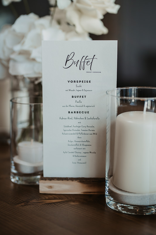 Buffetkarte mit Menü und Kerzendeko auf einer Hochzeit in der Werft1919 am Bodensee, fotografiert von Patricia Hamann, Hochzeitsfotograf Bodensee