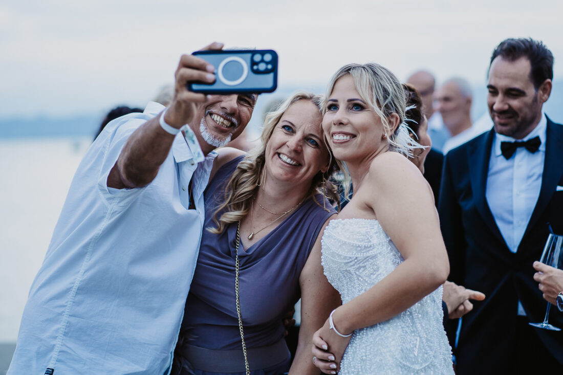 Gäste machen ein Selfie mit der Braut bei einer Sommerhochzeit in der Werft1919 am Bodensee – fotografiert von Patricia Hamann