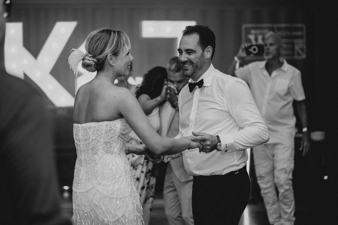 Das Brautpaar tanzt glücklich bei ihrer Hochzeit in der Werft1919 am Bodensee, aufgenommen von Patricia Hamann Hochzeitsfotograf Bodensee