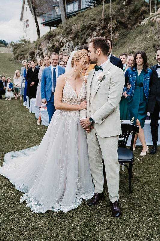 Braut und Bräutigam stehen sich während der freien Trauung auf der Maisenburg liebevoll gegenüber. Foto von Patricia Hamann, Hochzeitsfotografin aus Ulm.