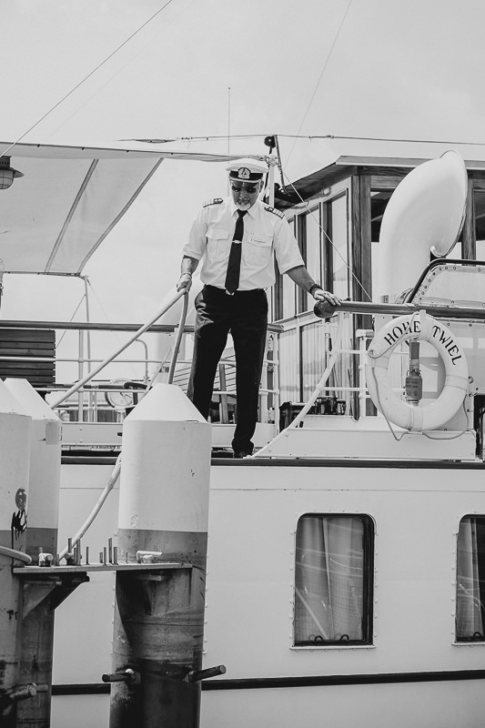 Kapitän auf der Hohentwiel am Bodensee beim Anlegen des Schiffes, fotografiert von Patricia Hamann, Hochzeitsfotograf Bodensee
