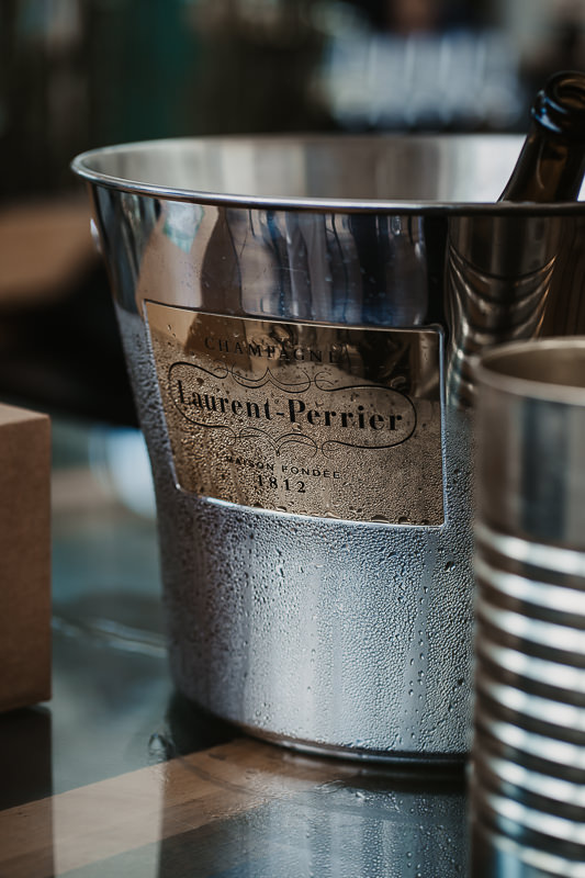 Champagner-Eimer mit Laurent-Perrier-Flasche bei einer stilvollen Hochzeit in der Werft1919 am Bodensee, fotografiert von Patricia Hamann Hochzeitsfotograf Bodensee