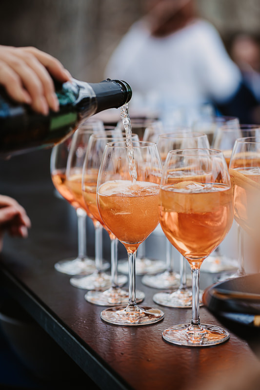 Ein kühler Aperitif wird bei einer Hochzeit auf der Maisenburg eingeschenkt – festgehalten von Patricia Hamann, Hochzeitsfotografin aus Ulm.
