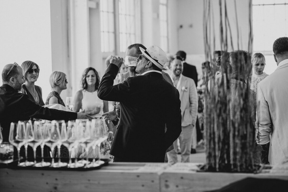 Gäste beim Sektempfang in der Werft1919 in Kressbronn, aufgenommen in Schwarz-Weiß von Patricia Hamann, Hochzeitsfotograf Bodensee