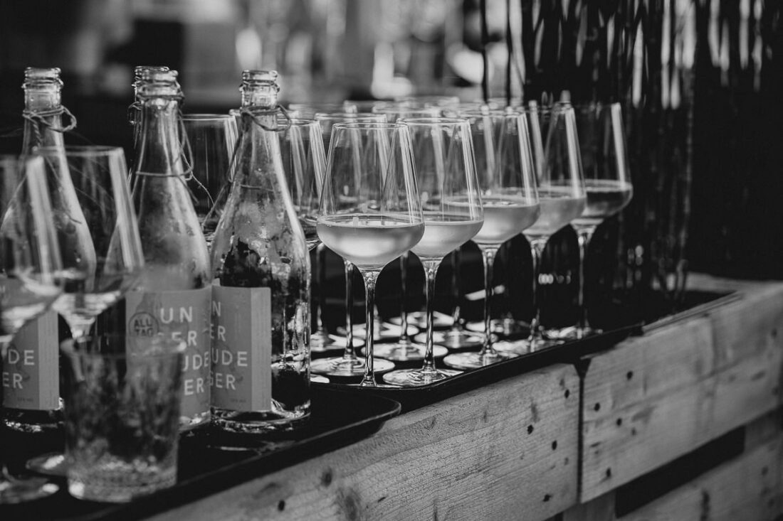 Gläser mit Sekt und Wasserflaschen beim Sektempfang in der Werft1919 am Bodensee, fotografiert von Patricia Hamann Hochzeitsfotograf Bodensee
