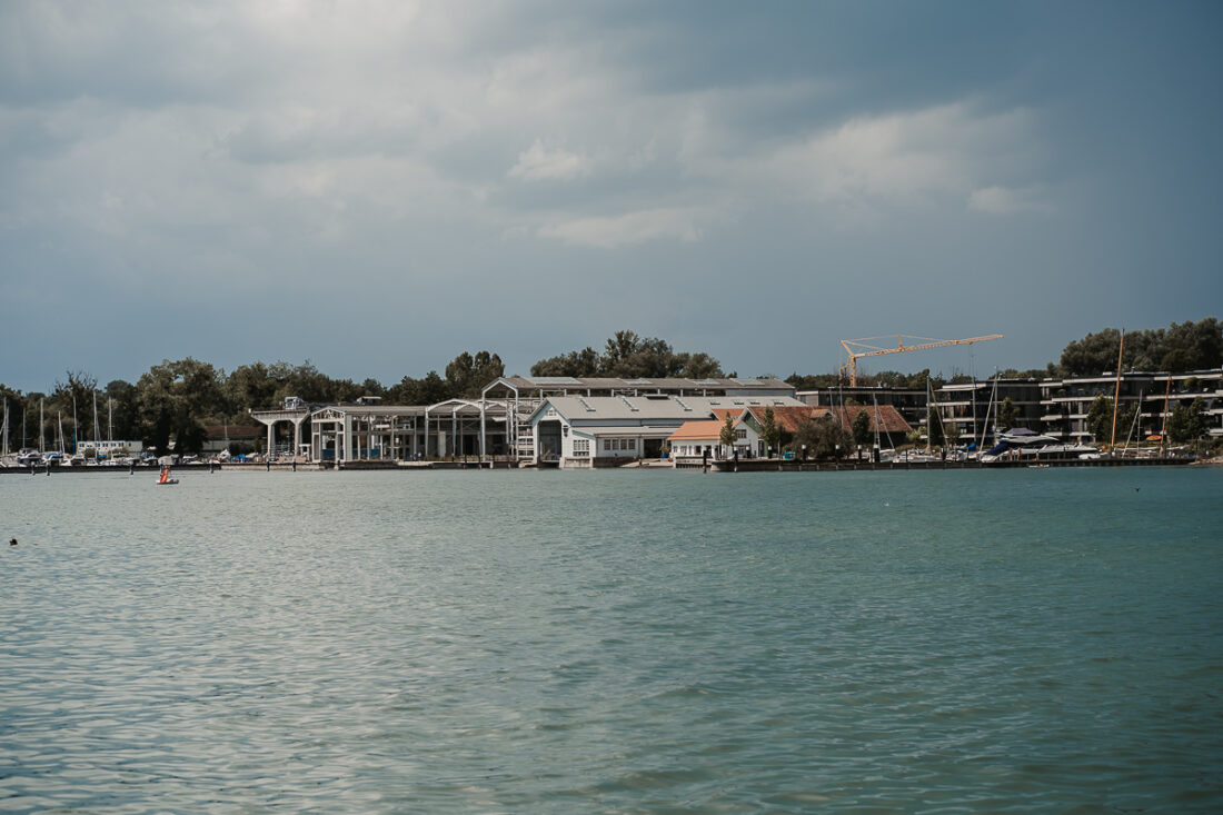 Blick vom Wasser auf die Werft1919 am Bodensee, moderne Hochzeitslocation mit maritimem Flair, fotografiert von Patricia Hamann, Hochzeitsfotograf Bodensee