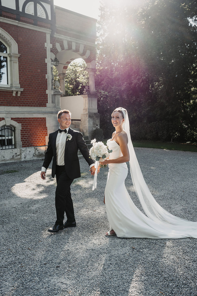 Stilvolles Brautpaarshooting als Beispiel für zeitlose Hochzeitsfotografie aus dem Ratgeber zur Fotografenwahl.