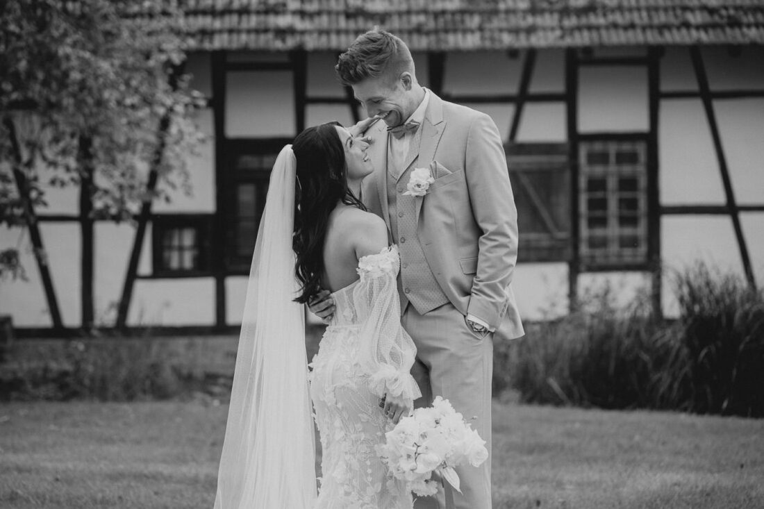 Schwarzweiß-Porträt des Brautpaares vor dem Steinbachhof nahe Stuttgart