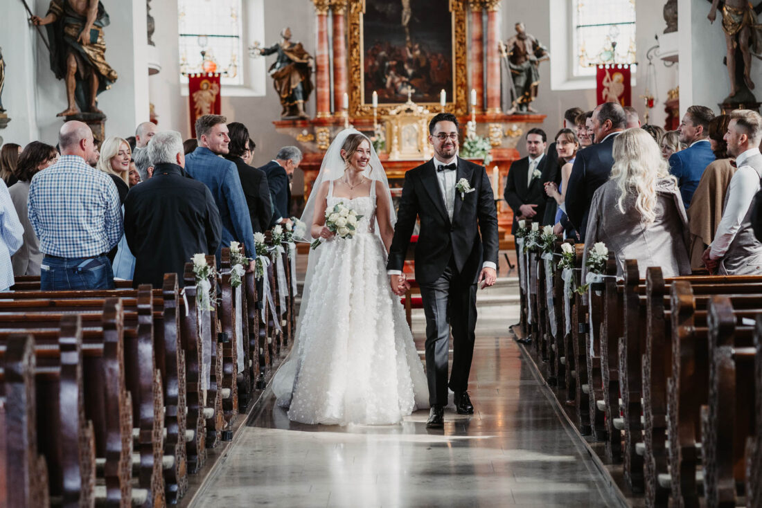 Das frisch verheiratete Paar zieht unter dem Applaus der Gäste aus der Kirche in Lindau aus.
