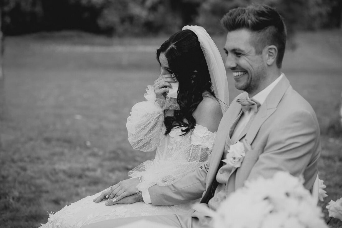 Braut wischt sich während der Trauung auf dem Steinbachhof eine Freudenträne aus dem Gesicht.