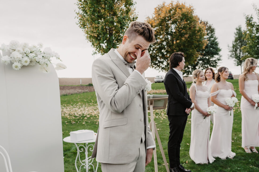 Ein sichtlich gerührter Bräutigam wischt sich während der Zeremonie am Steinbachhof eine Träne weg.